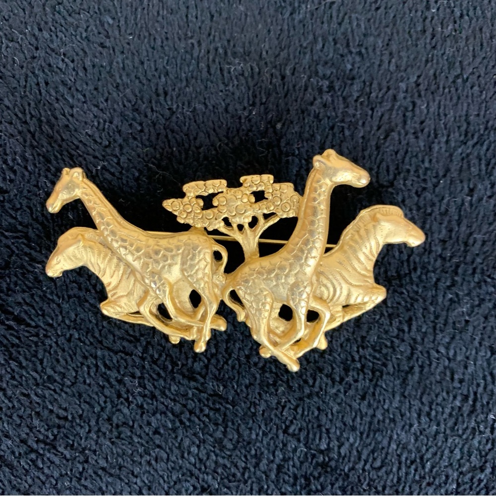 Vintage AJC Sarangetti giraffe pin brooch 2.5 x 1.5”